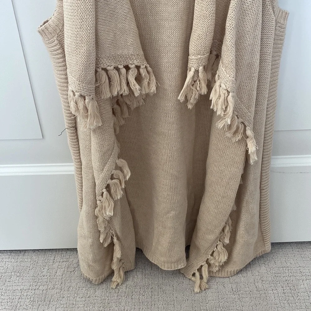 Gold/tan sleeveless sweater with tassels - Picture 3 of 6
